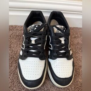 New Balance Men's Black and White Sneakers